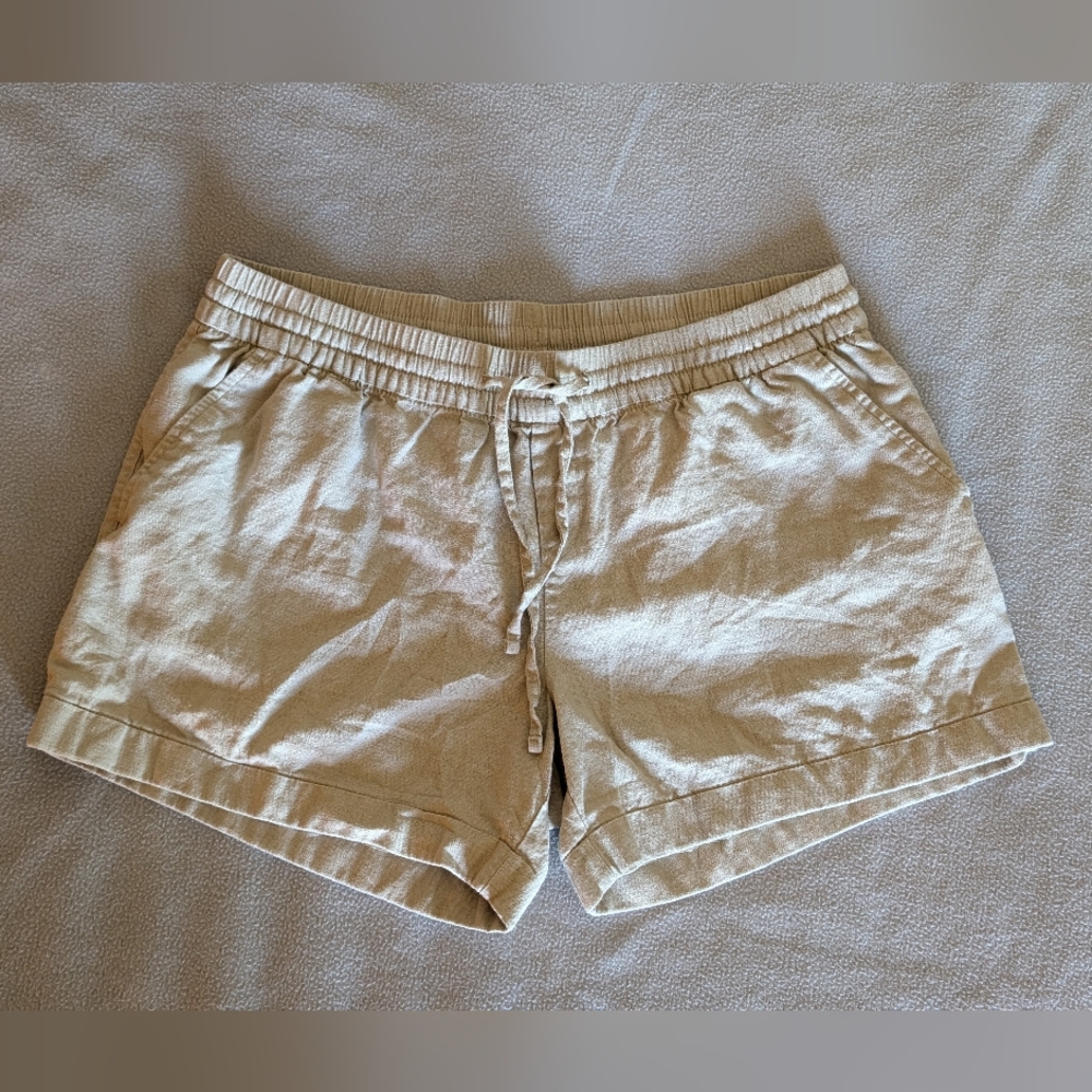 Linen Old Navy Women's Shorts - Large!
Old Navy Women's Light Tan Cargo Shorts